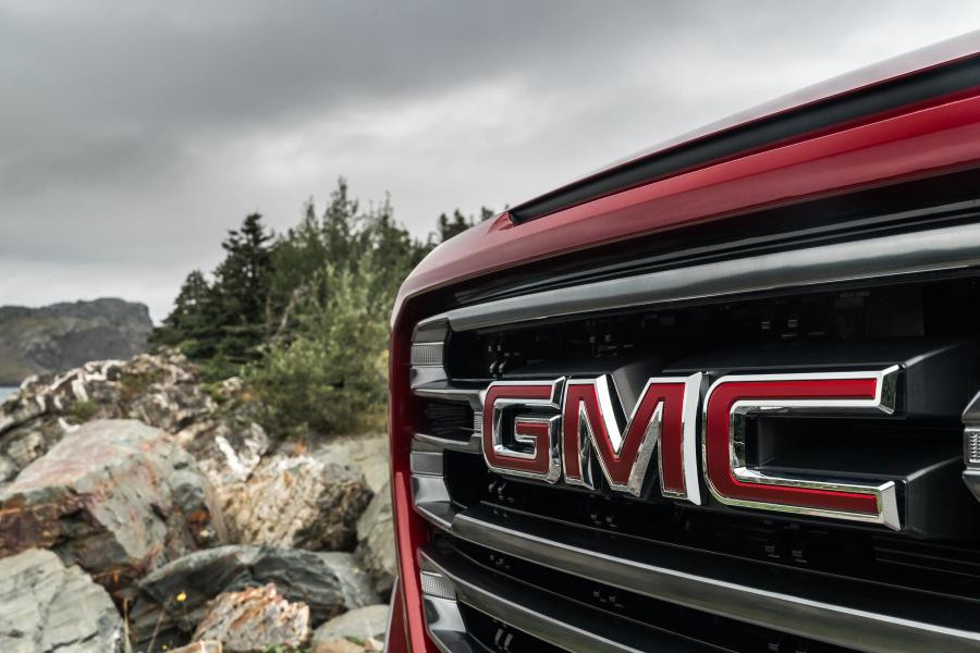 Логотип GMC Sierra AT4 Crew Cab 2018 года  (фото 33 из 40)